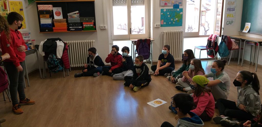 vedrunacent's tweet photo. L’alumnat de 6eB hem fet taller de poesia. Ha estat una experiència enriquidora i divertida. Hem après a viure i a sentir la poesia. #P4SSCC https://t.co/PqSc1bmWOo