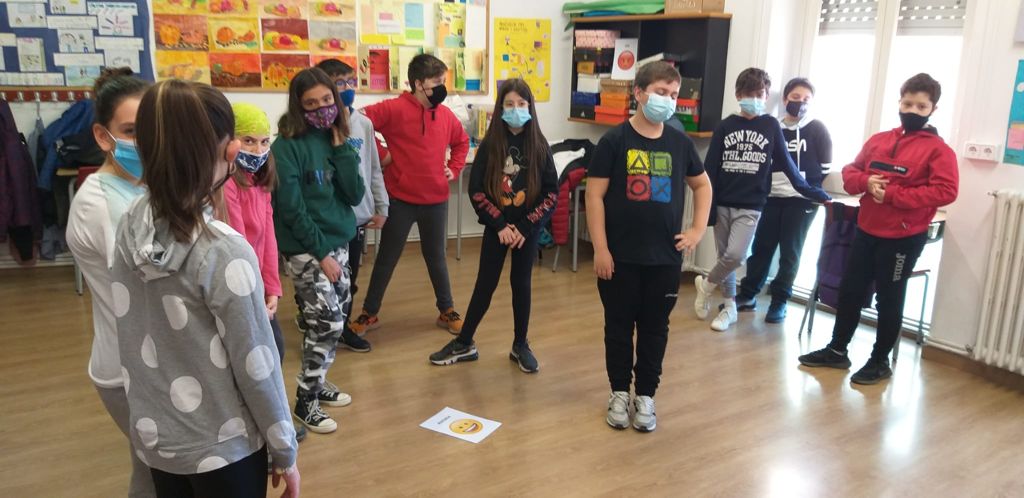 vedrunacent's tweet photo. L’alumnat de 6eB hem fet taller de poesia. Ha estat una experiència enriquidora i divertida. Hem après a viure i a sentir la poesia. #P4SSCC https://t.co/PqSc1bmWOo