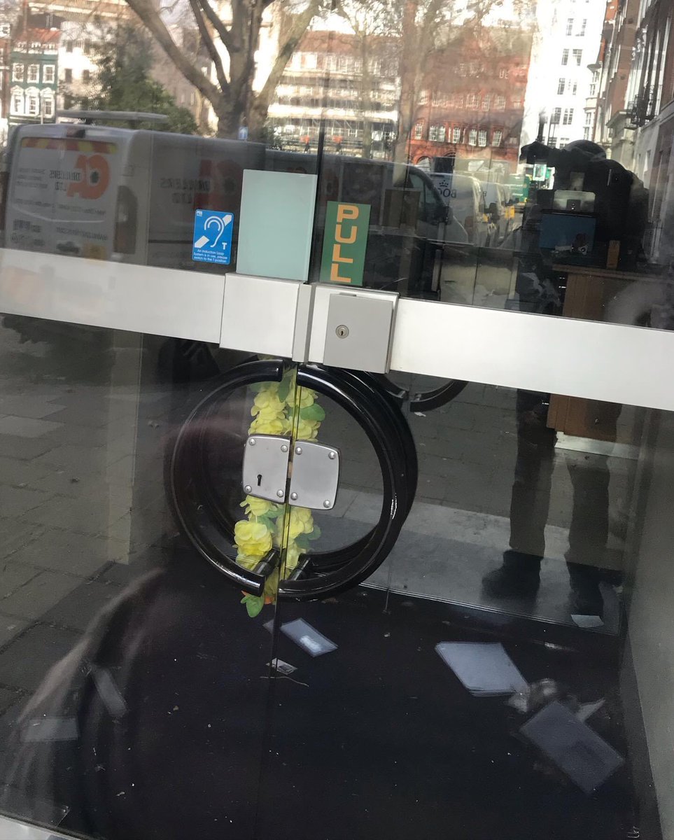 PostProdSuper's tweet image. Fond memories of the Fox Building...They finally took the lettering away from the 20th Century Fox office Soho Square.  Sad to have lost the studio, I’ve QC’ed many a #35mm #DCP in their screening rooms or invited to watch one of their films 🎥 🎞 . Photos courtesy @conradkoziol