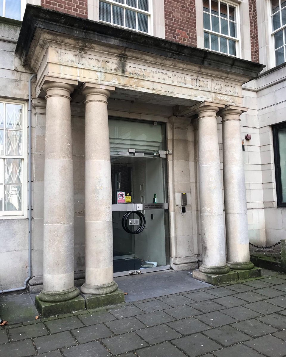 PostProdSuper's tweet image. Fond memories of the Fox Building...They finally took the lettering away from the 20th Century Fox office Soho Square.  Sad to have lost the studio, I’ve QC’ed many a #35mm #DCP in their screening rooms or invited to watch one of their films 🎥 🎞 . Photos courtesy @conradkoziol