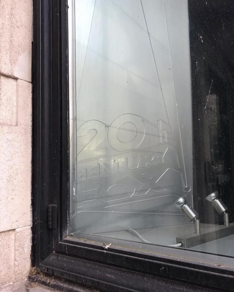 PostProdSuper's tweet image. Fond memories of the Fox Building...They finally took the lettering away from the 20th Century Fox office Soho Square.  Sad to have lost the studio, I’ve QC’ed many a #35mm #DCP in their screening rooms or invited to watch one of their films 🎥 🎞 . Photos courtesy @conradkoziol