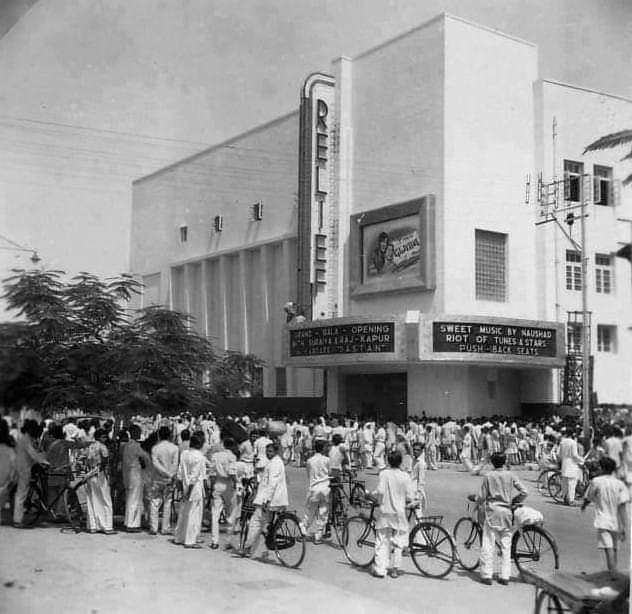 MACWANPRATIK3's tweet photo. રિલીફ સિનેમા 1952 માં ઉદઘાટન થયું ત્યારે લેવાયેલી અલભ���ય તસવીર!!! જૂની ફિલ્મ દાસ્તાન (તે વખતે સાવ નવી) થી શરૂઆત થઈ, પુશ બેક ચેરની અદ્યતન સેવા સાથે!!! જોવા અને જાણવા આવેલાઓ પાસે માત્ર સાયકલ જ. સ્કુટર તો સમ ખાવા એકેય દૃષટિગોચર નથી. લગભગ તમામ પુરુષો સફેદ લેંઘામાં સજ્જ. #Ahmedabad https://t.co/ICsguNmvgu