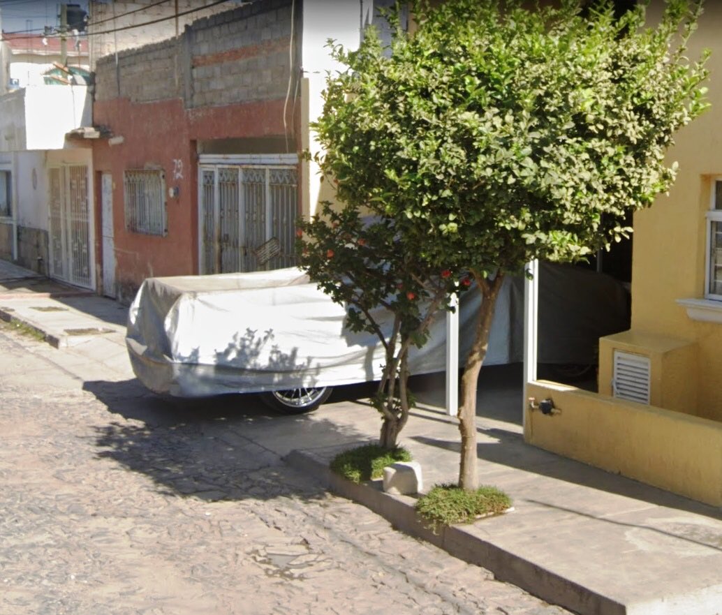 ColonosMiramar's tweet photo. - “Hijo, no va a caber el carro”...
-“¿Y la banqueta, amá?” 
🙄🙄🙄
Apoyo @MovilidadZap @JaliscoVial calle Puerto Salina Cruz, cruce con Puerto Topolobampo 
¡Ayúdanos con un RT!
@ZapopanGob 
@PoderAG_Jal @PoderAG_Zap @peatonatapatia @Notisistema https://t.co/9SgP1zLCxy