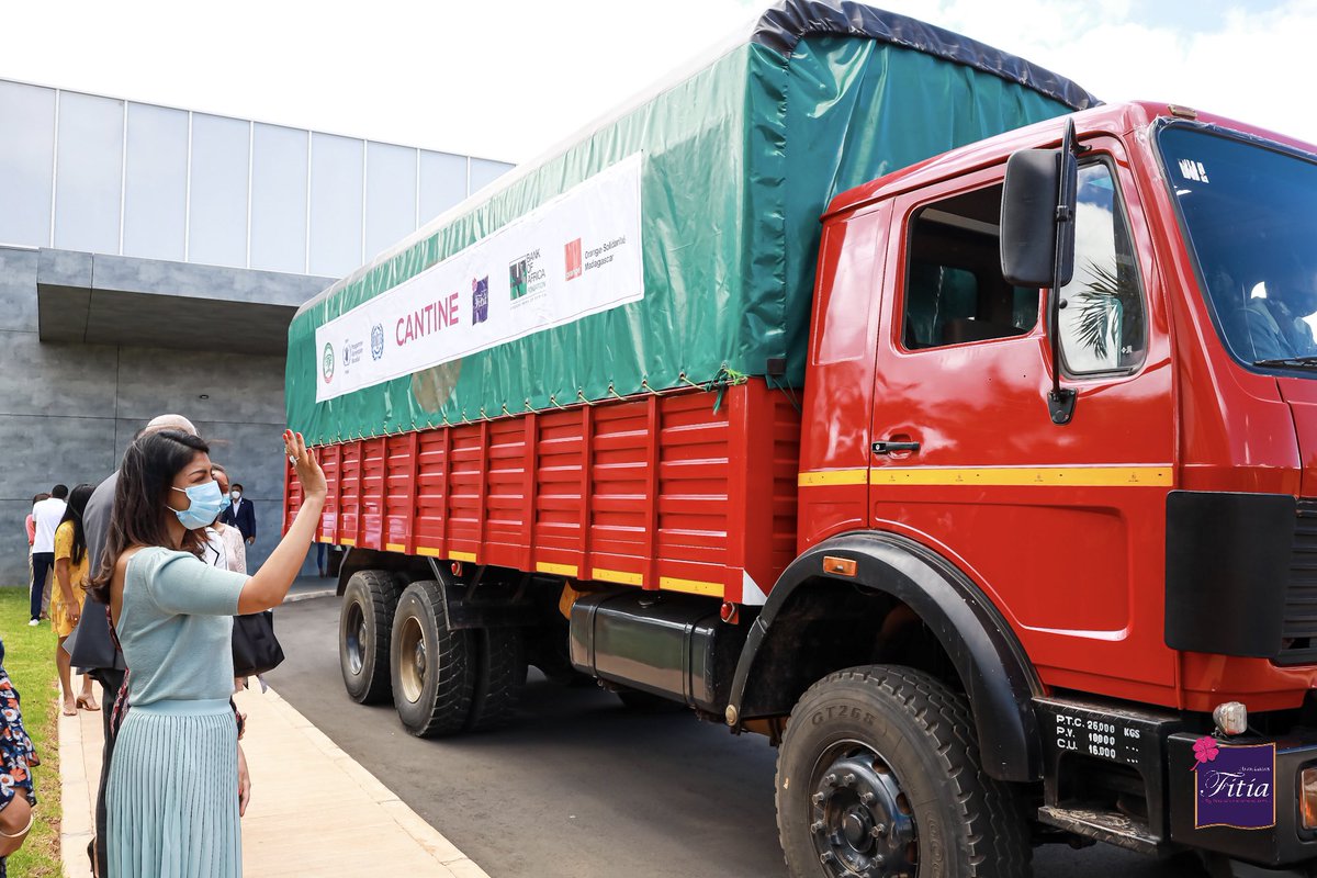 Départ de 3 camions avec 60 tonnes de vivres direction Anosy et Androy. Un coup d’envoi pour un coup de pouce à nos enfants.