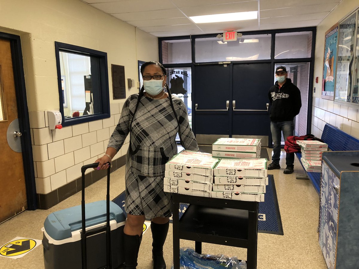 JohnBayneES's tweet photo. We hope lunch using contact-free delivery dropped off to each classroom gives our staff a “piz-za” mind that all is well. @JohnBayneES @PapaJohns @aglenn_stem @ProudIDShields6 #reopening #Peace https://t.co/BjqHZO41XT