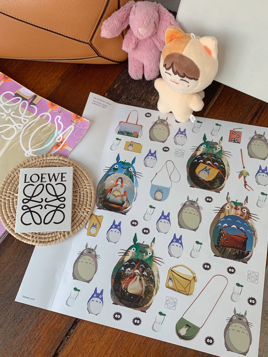 pre_withploy's tweet photo. แจก! LOEWE MAGAZINE x TOTORO🌱
มาพร้อมกับ sticker set สุด limited คิ้วท์ๆ
แจก✴︎1 ให้สำหรับ ฟลว ร้าน และรีทวิตนี้น้า
สุ่มแจกวันเสาร์นี้เลยค่ะ (♛‿♛)

∿♡🌰 มีแจกเพิ่มใต้ทวิตนี้! 🌳֮☀︎
#ของแจกพกพ https://t.co/0w9toRMD25