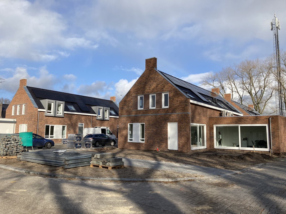 Deze en vorige week mooie opleveringen gehad van de 8 woningen op plan Petershof in Boxtel! Super tevreden kopers en complimenten gekregen van Vereniging Eigen Huis voor het mooie eindresultaat. Dank aan alle partners en collega’s hiervoor! <a href="/BouwmijJanssen/">Bouwmij Janssen</a>
