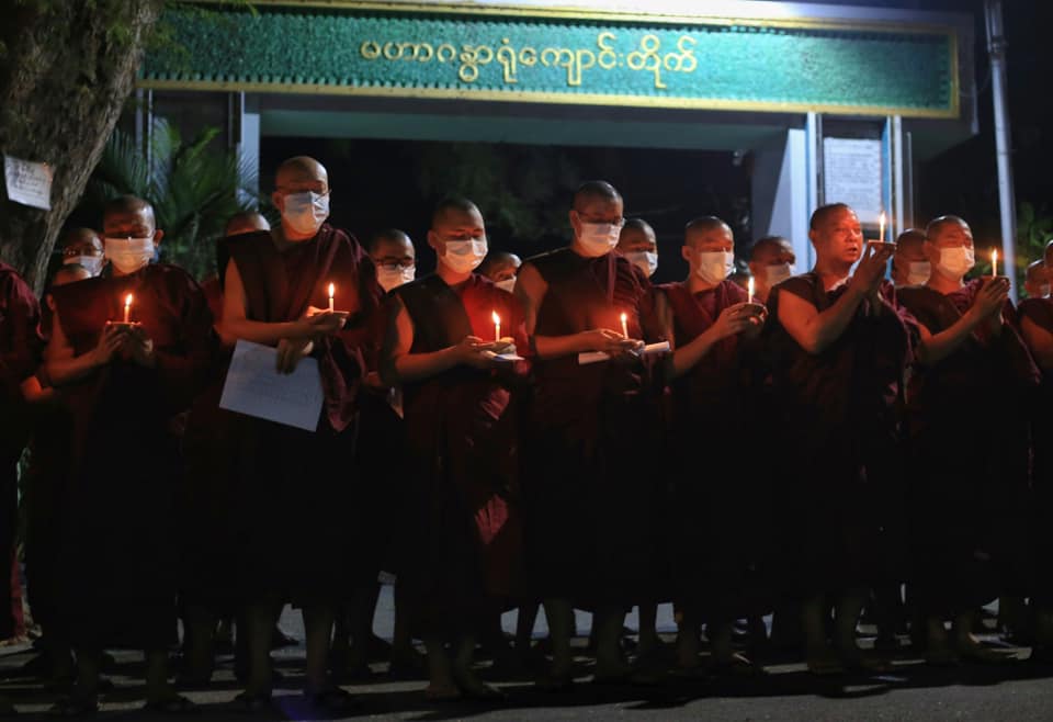 Myanmar_Now_Eng's tweet photo. If you have been to Amarapura, chances are you have been to the famous Maha Ghandar Yone monastery. Monks from the monastery prayed for the people’s peace of mind this evening at around 7pm in front of the main entrance #WhatsHapppeningInMyanmar https://t.co/iPEuAwUVoh