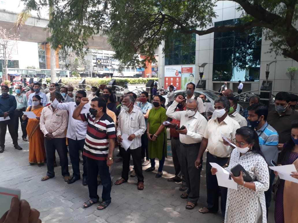 InsuranceStrike's tweet image. Look at the numbers. ⬇️
We stand tall. We stand strong. We stand United. 
AGAINST PRIVATISATION
#insurers_on_strike
#stop_selling_india 
#InsuranceStrikeAgainstPrivatisation 
#InsuranceStrike