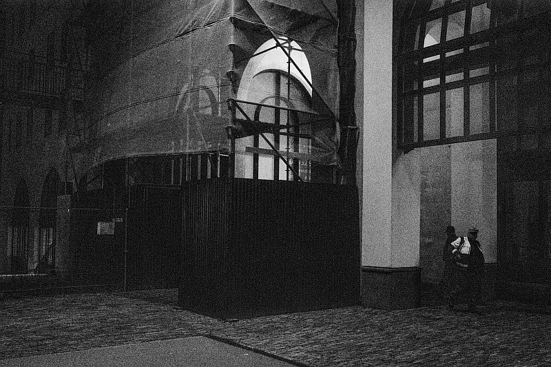 museumkaart's tweet photo. Dean Kisters (1996) fotografeert veelal ’s nachts in de straten van Heerlen. Zo laat hij de vele gezichten van de postindustriële ‘anti-stad’ zien, zowel boven- als ondergronds. Zijn nieuwe serie 'Uume Tuut' is nu te zien in de vitrine van @SCHUNCKnews: https://t.co/B5HntBeLY0 https://t.co/QxutIgcVQY