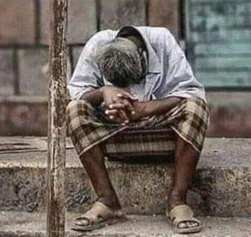 أحد البؤساء الذي وقفوا على ابواب التحالف كثيرا للمطالبة ببعض الحقوق من أجل الحياة ، أحد الذين قدموا ابناءهم شهداء من أجل عاصفة الحزم
ولكنه اندهش حينما وجد اسمه ضمن الذين صنفهم سليمان العقيلي بأنهم عملاء لايران وأنهم يعملون ضد التحالف العربي فقط لأنه دخل معاشيق يطالب بحقوق وخدمات