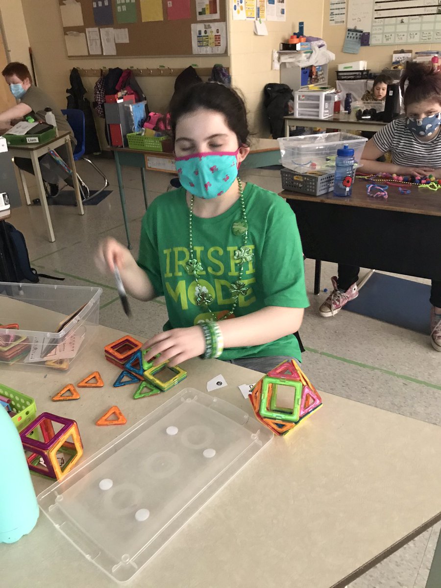 MsKellerPCB's tweet photo. We took on the challenge of building a leprechaun trap. #stem #StPatricksDay #howtocatchaleprechaun @PC_dolphins @MrRiversPCB https://t.co/zN6HJhaUYq