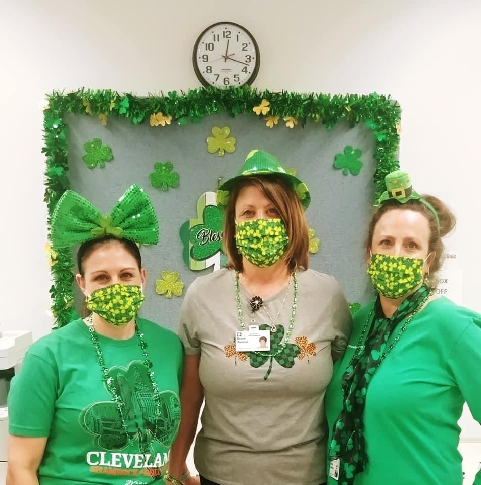 lmcpeek710's tweet photo. Happy St Patricks Day!🍀Thanks @GVartwork for my St. Pats shirt. #luckoftheirish #essentialworkers #lablife https://t.co/jzzpY760Eg