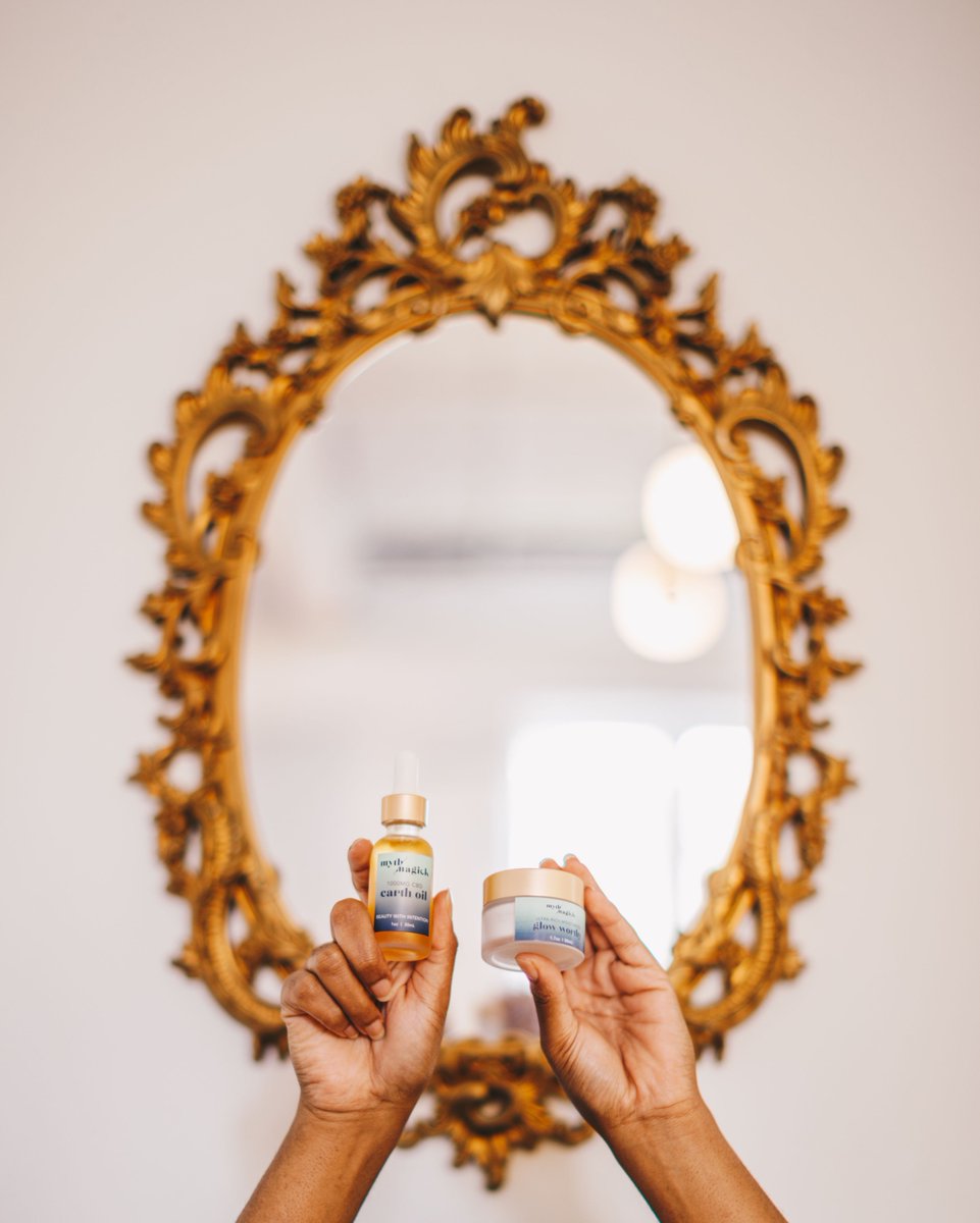 Layer our Earth Oil + Glow Worthy Ultra-Rich Moisturizer as a powerful overnight treatment and you will wake up to hydrated, glowing skin in the morning! Who's ready for that "I woke up like this glow"? 🌞