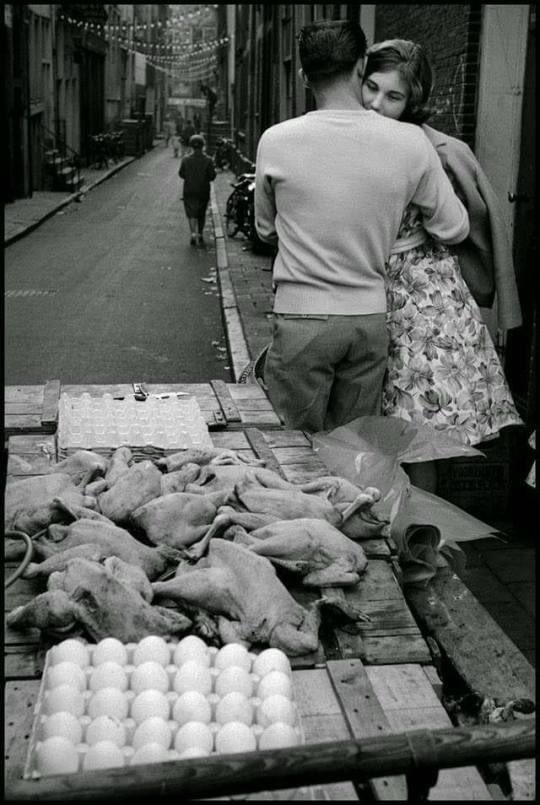 Leonard Freed - Amsterdam 1964 #photo #photography #blackandwhitephotography #streetphotography #bnwphotography #photographylovers #streetvendor #Amsterdam