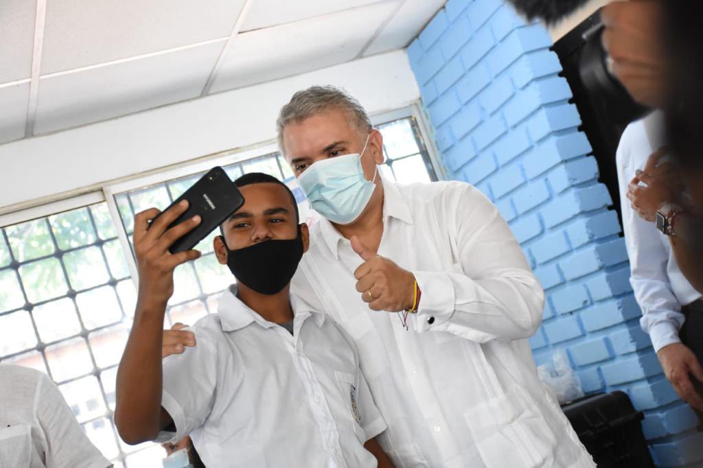 karenabudi's tweet photo. En el Gobierno del Pdte. @IvanDuque, realizamos una inversión de $2.1 billones para conectar 14.745 #ColegiosConInternetGratis que beneficiaran a 1.3 millones de estudiantes en 1.104 municipios del país: el 43% de los colegios rurales. #AsambleaBID2021 #MinTICConecta https://t.co/MEYrcgULvW