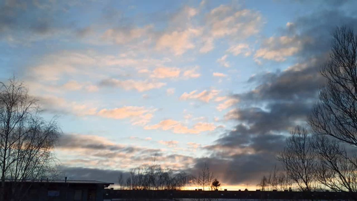 glaubeweiter's tweet photo. Noch ein Stück #laufen + dabei den #Tag #ImFreien #ausklingen lassen. #Durchatmen unter
leichtem #Abendrot + rosa #Wölkchen #Sonnenuntergang #WeiterHimmel #dnkgtt 🎶“Abend ward, bald kommt die Nacht, schlafen geht die Welt; denn sie weiß, es ist die Wacht über ihr bestellt.“🎶 https://t.co/BOyuW4NkEj