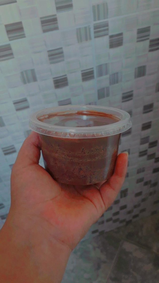 Mika97909901's tweet photo. Ola boa tarde meus amores, venho aqui pra mostrar a vocês o trabalho da minha mãe e o meu, sabores: limão, chocolate c pedaço de chocolate, choconiho c ganache em cima, valor:5,00,uma coisa eu garanto não vão se arrepender,ajuda a coleguinha aqui 🥰❤️ https://t.co/HR9kCkiHuM