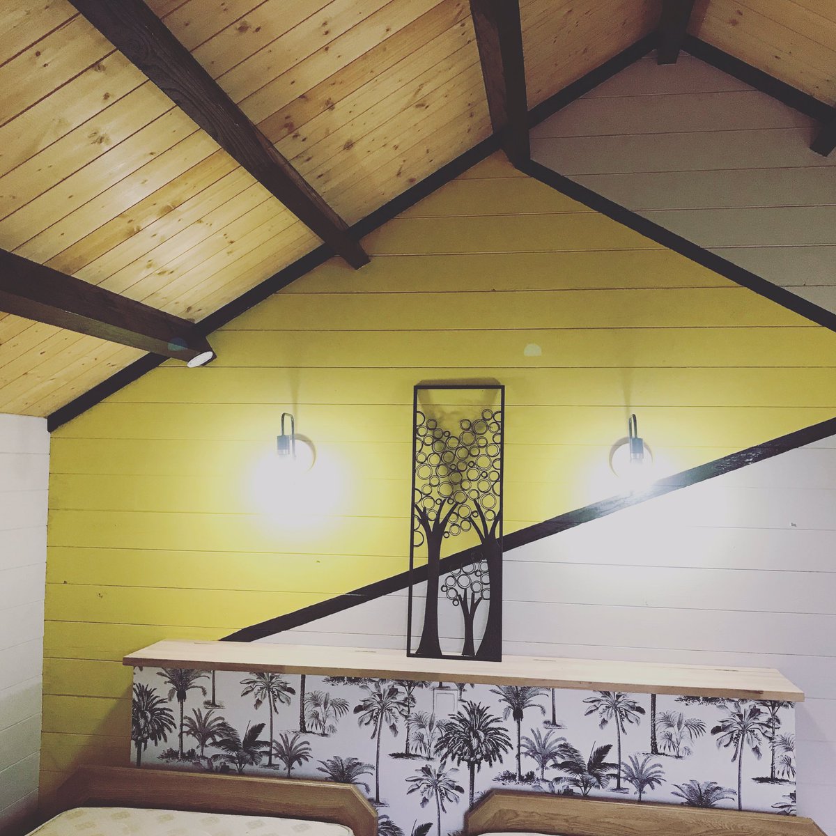 Peinture et modernisation de nos cabanes forestières 🎨 #peinture #cabane #insolite #sejour <a href="/Echologia/">Echologia</a> #Laval #lavaltourisme #Mayenne  #slowlydays <a href="/AquaponiaEcho53/">Aquaponia Aquaponie by Echologia</a>