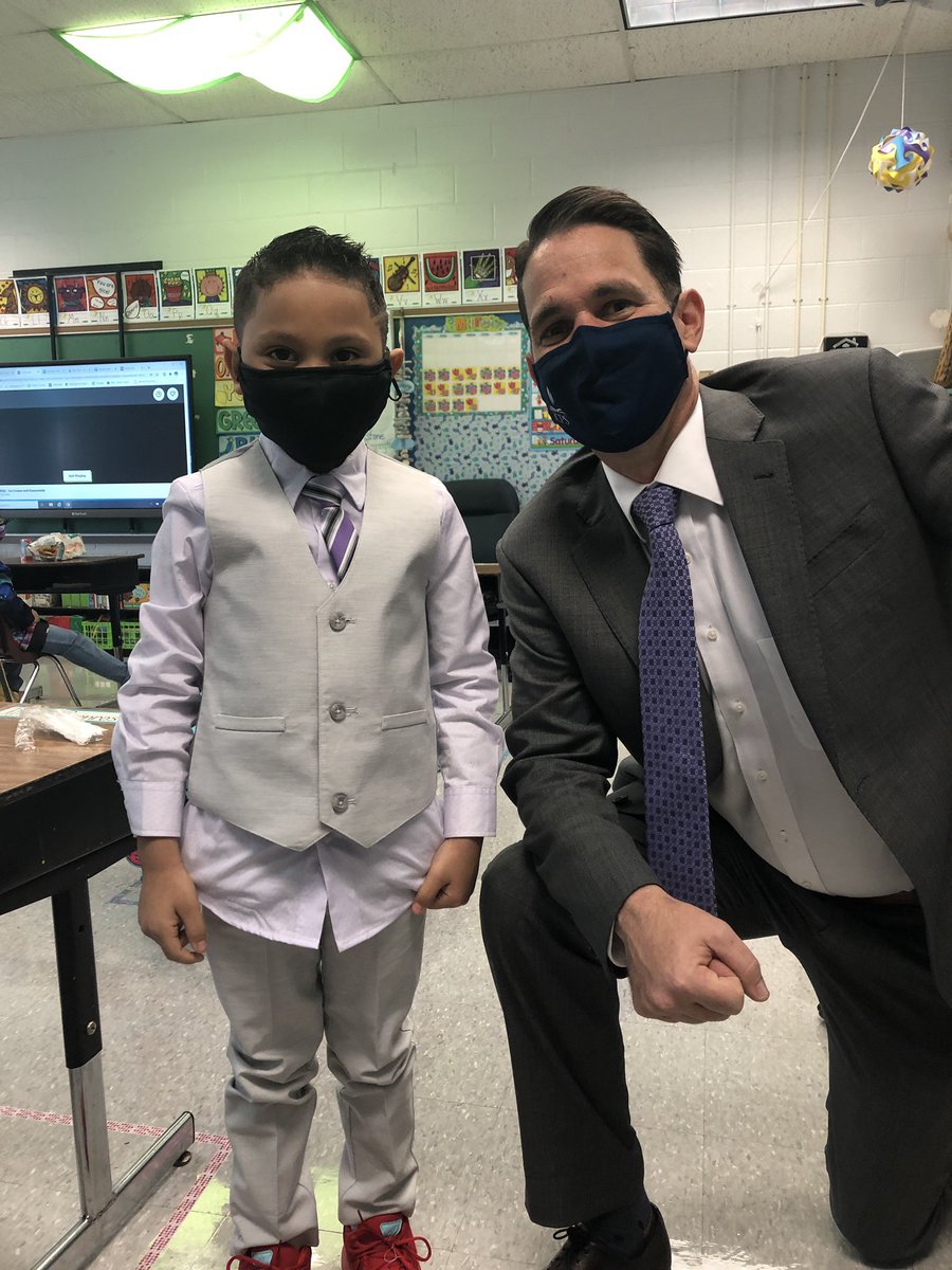 JCPSSuper's tweet image. Enjoyed meeting and matching Julius from @CochranElem this morning. This kindergartener has such a bright future ahead of him! #JCPSReturn