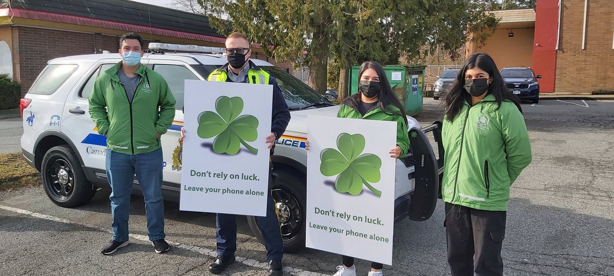 RoadSafetyKaren's tweet image. ☘🍀☘🍀 It may be St Patricks day BUT I wouldn't risk your luck 🍀 👮‍♂️👮‍♀️ @SurreyRCMP 🚔  #cellwatch volunteers are out looking for Distracted Drivers. 👉 No call or text is worth the risk! Its best to #leaveyourphonealone today &amp;amp; always when 🚘 
@icbc @PreventCrimes @RoadSafetyJo