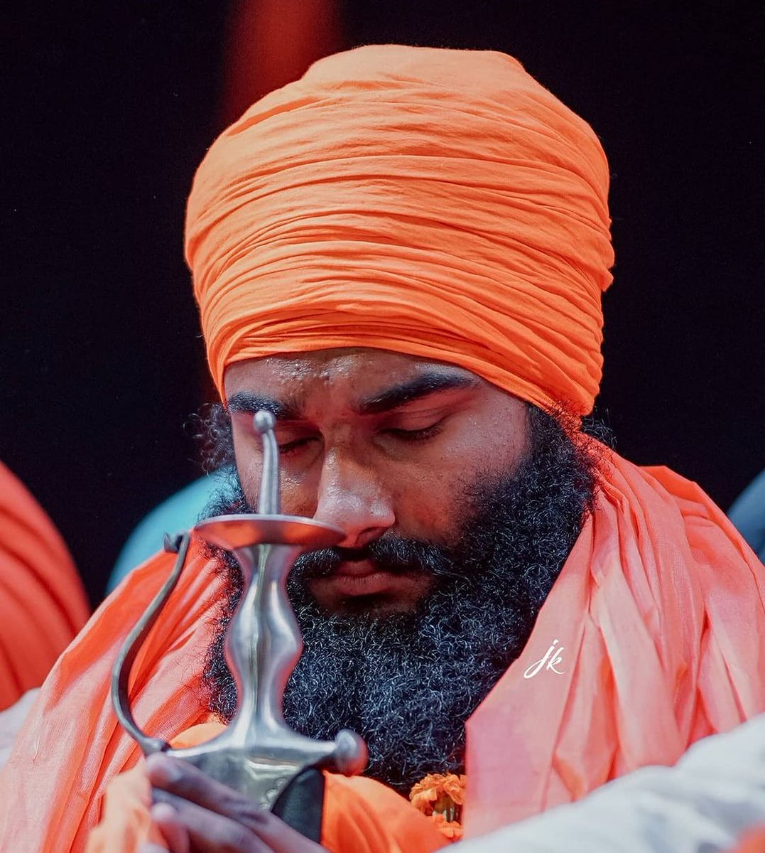 papalpreetsingh's tweet photo. ਕਿਰਪਾਨ ਪਾਨ ਧਾਰੀਅੰ ਕ੍ਰੋਰ ਪਾਪ ਟਾਰੀਅੰ॥
#sikhsovereignty
#farmersprotest 
Pic. credit: instagram/_jk_photography https://t.co/ZDRIZyXhYp