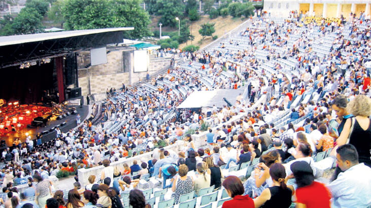 Tek Perde'nin yeni bölümü yarın akşam kayıtta, kayıt öncesi varsa sorularınız bekleriz :) 

Bu bölümün konusu: En sevdiğimiz tiyatro mekanları ve içimizde ukde kalan gidemediğimiz yerler 🎭
<a href="/ozak_durmus/">Özak</a> <a href="/GezerEbru88/">Ebru Gezer</a> <a href="/Cigdemozenc/">cozenc</a>
