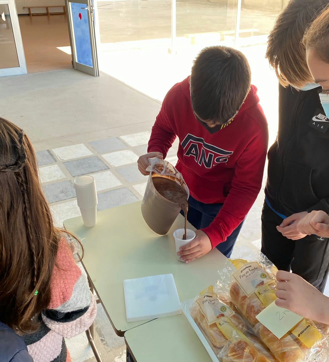pladelesvinyes's tweet photo. Avui hem celebrat la Xocolatada  Solidària.
Els beneficis obtinguts aniran destinats a la investigació contra el càncer infantil.
Moltes gràcies a l'AFA de l'escola, al càtering "El Menú del Petit" i als diferents comerços col-laboradors de Santa Coloma. #Totsjuntsfemescola https://t.co/B1seR10M6O