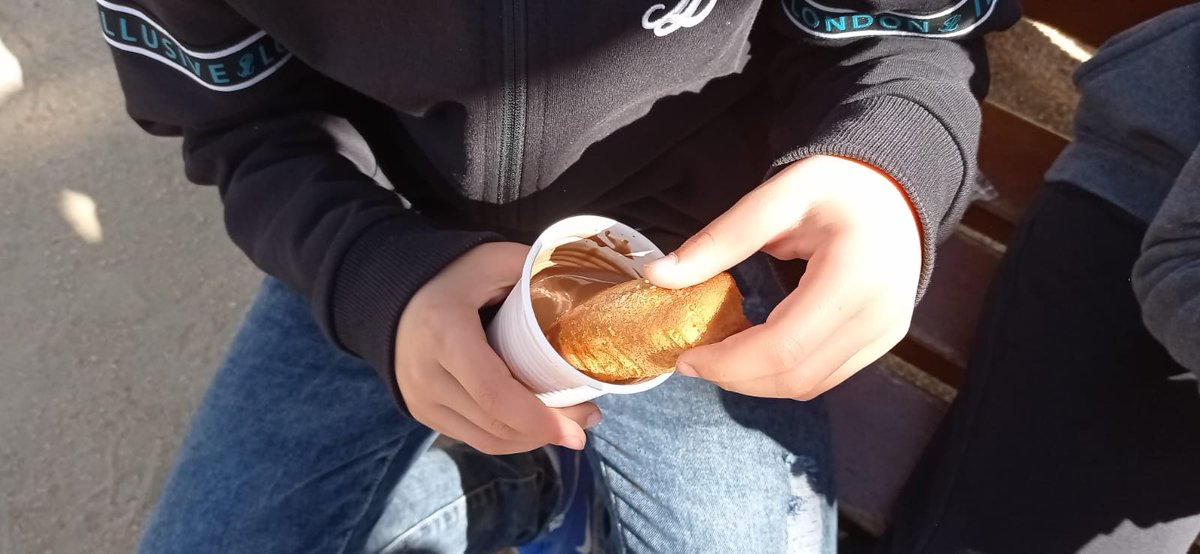 pladelesvinyes's tweet photo. Avui hem celebrat la Xocolatada  Solidària.
Els beneficis obtinguts aniran destinats a la investigació contra el càncer infantil.
Moltes gràcies a l'AFA de l'escola, al càtering "El Menú del Petit" i als diferents comerços col-laboradors de Santa Coloma. #Totsjuntsfemescola https://t.co/B1seR10M6O