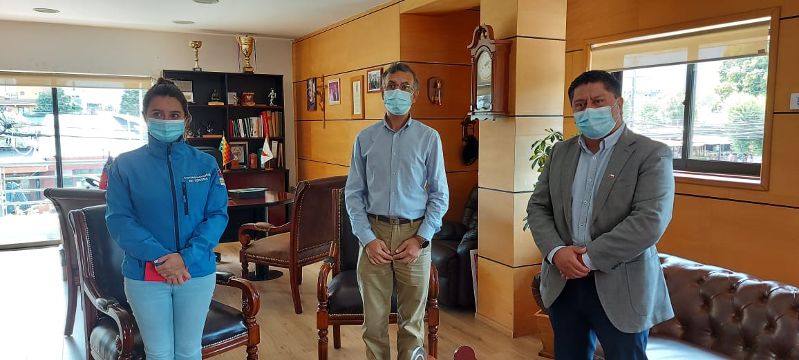 juan_canupan's tweet photo. 🇨🇱Junto a Sr. Rodrigo Ortiz Alcalde de @MuniPucon y Enc. de Turismo. Reunión de saludo protocolar e información de trabajo del Programa Chile Indígena de @CONADI_Gob año 2021. Coordinación de acciones en beneficio de comunidades. @KarlaEnAccion @amillanao @IMalig https://t.co/Bn4yFofMWG