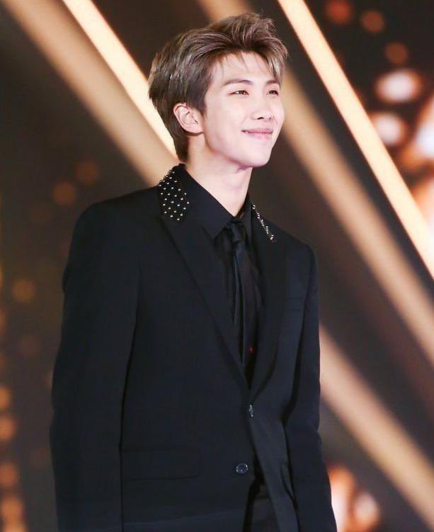 BTSemupessi's tweet photo. Beppe Vessicchio aka Namjoon: picchì senza ri iddu chi Sanremo iè?❤ https://t.co/KWSS0v41st