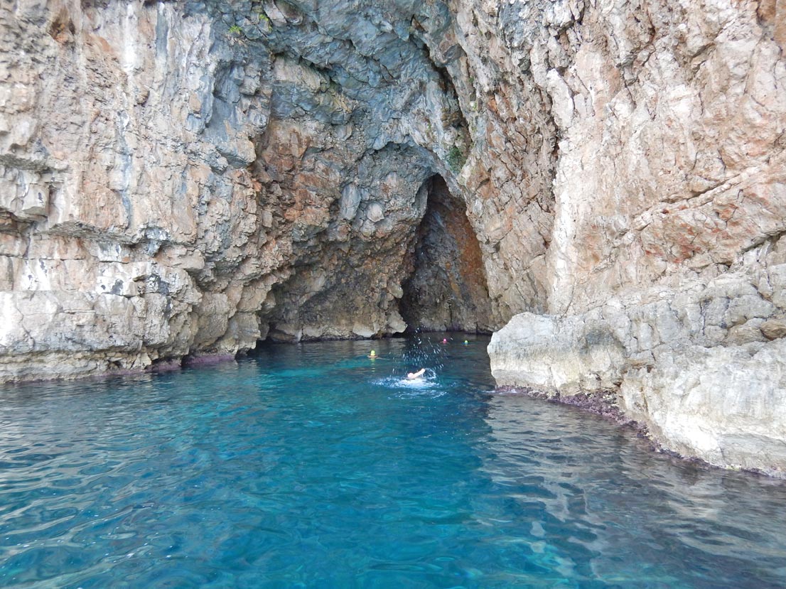 martinstrel's tweet photo. Swim - Exploring the caves and arches! #swim #trip #adventure #holiday #cave #sea #ocean https://t.co/zi0umqmnyl https://t.co/Klqr4Gzyj6