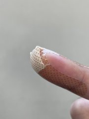ばんそうこうの両側をカットするだけ 指先の割れにフィットする貼り方がすごい ねとらぼ