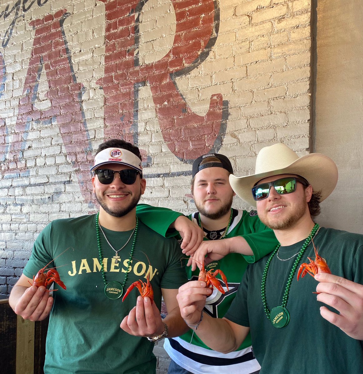 Mayloo's Bar tweet media