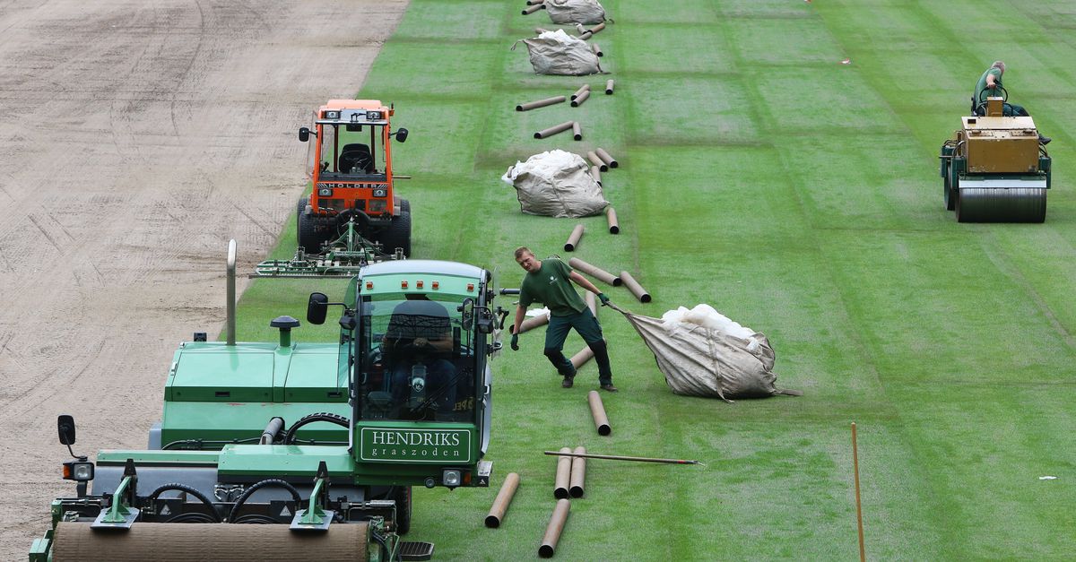 Feuille2Match_'s tweet photo. Fournisseur de la Coupe du monde 2006 ainsi que l’Euro 2008, 2012 et 2016, le fournisseur de gazon néerlandais Hendriks Gras a annoncé son boycott de la Coupe du Monde 2022.
Les Qataris n'ont donc pour le moment plus de pelouse. https://t.co/30FRsLOUoT