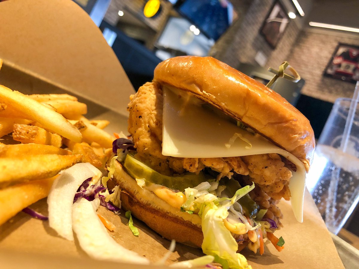 MAINCOURSE14's tweet photo. @popeyeslouisianakitchen &amp; @chickfila need to watch out. @bwwings has entered the chat for best  #chickensandwich.  This bad boy is full of flavor and worth every bit of your time. -
-
-
#chicken #food #fastfood #yumm #buffalowildwings #popeyeschickensandwich https://t.co/dEcobixw6Y