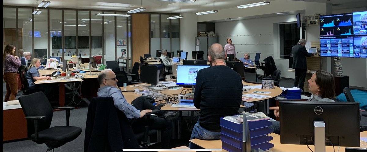 Voor het eerst in een jaar weer met een vrijwel volledige avondploeg op de redactie een krant gemaakt. Heerlijk...