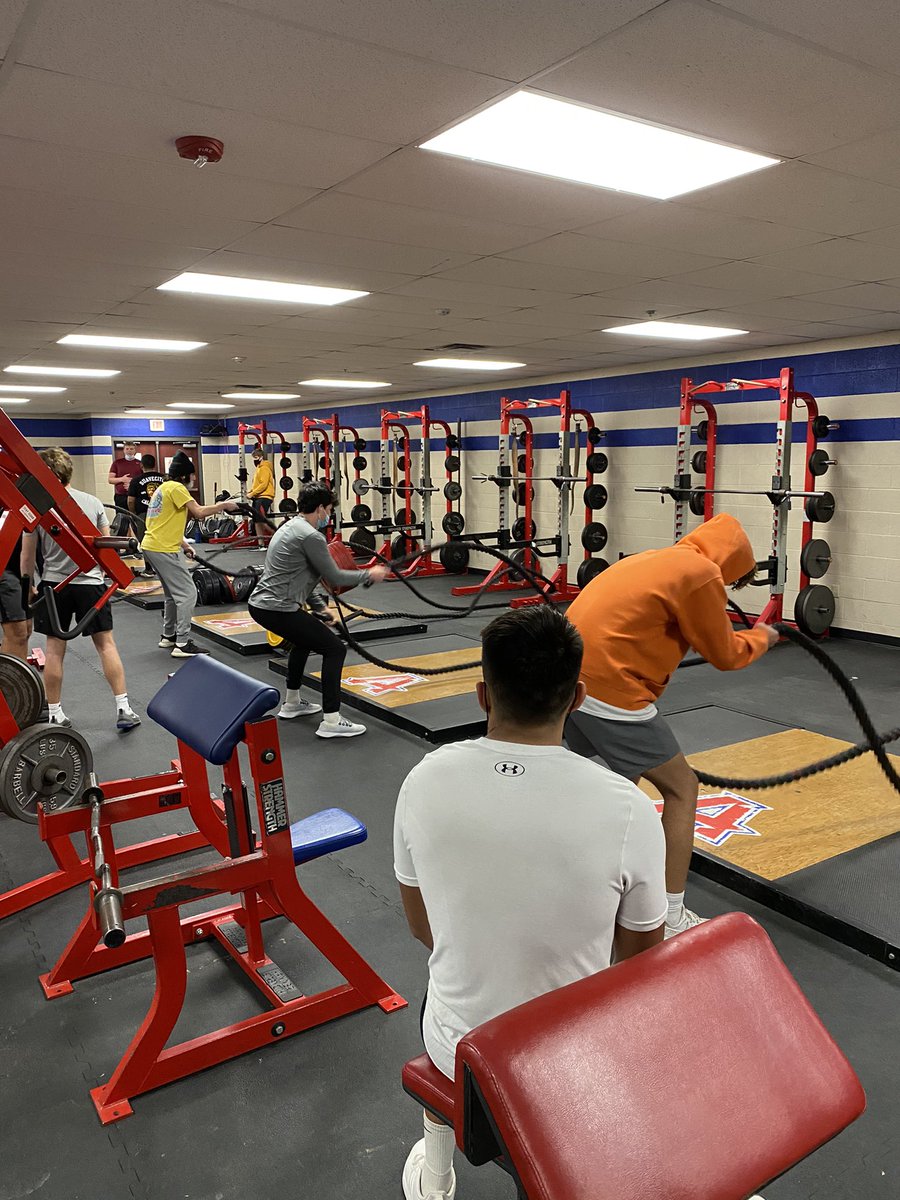 @TitanFootballAZ in the weight room this afternoon getting better! 🅰️⚔️🏈#LayingtheFoundation #TitanUp #DontGetByGetBetter #QBsGrindin