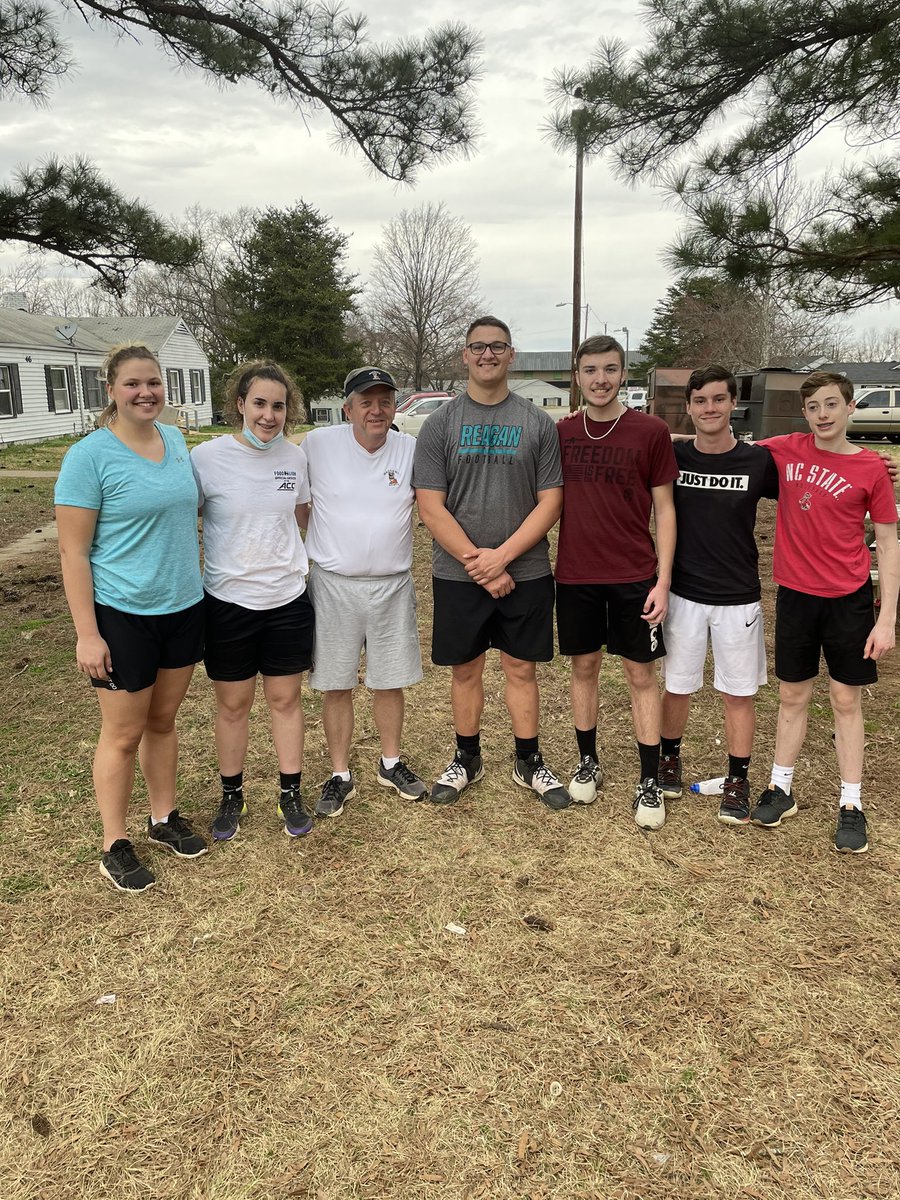 MADDAWGMin's tweet photo. @WSSTEALERS Players @Pendleton_emma5 and @grace_harriman on Team MADDAWG this past weekend, flag FB Fun day serving and engaging with kids thru sports. #likeaMaddawg #eternalfocus https://t.co/0nHYtriY6I
