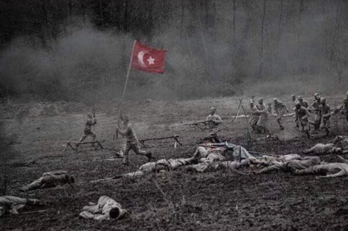 Çanakkale zaferimizin 106.yılı kutlu olsun.Bu mukaddes toprakları bizlere vatan yapan aziz şehitlerimizi ve kahraman gazilerimizi rahmet ve minnetle anıyorum

Bir annenin oğluna eğer Bayrak inecekse eğer Ezan dinecekse gitte gelme oğul dediği harbin adıdır Çanakkle

#Çanakkale 🇹🇷