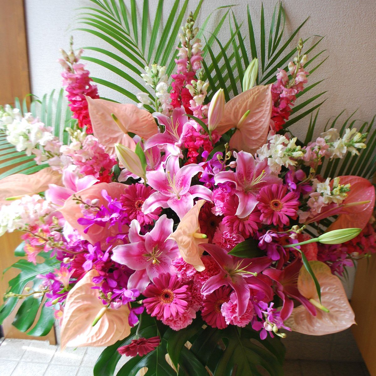 Patisserie Flower パティスリーフラワー 幸福感あふれるピンク系のお祝いアレンジ 今日も素敵な一日を T Co Fc0zffxl2g Tlを花でいっぱいにしよう プロポーズ お花 お花のある暮らし お花屋さん フラワーギフト ユリ ガーベラ
