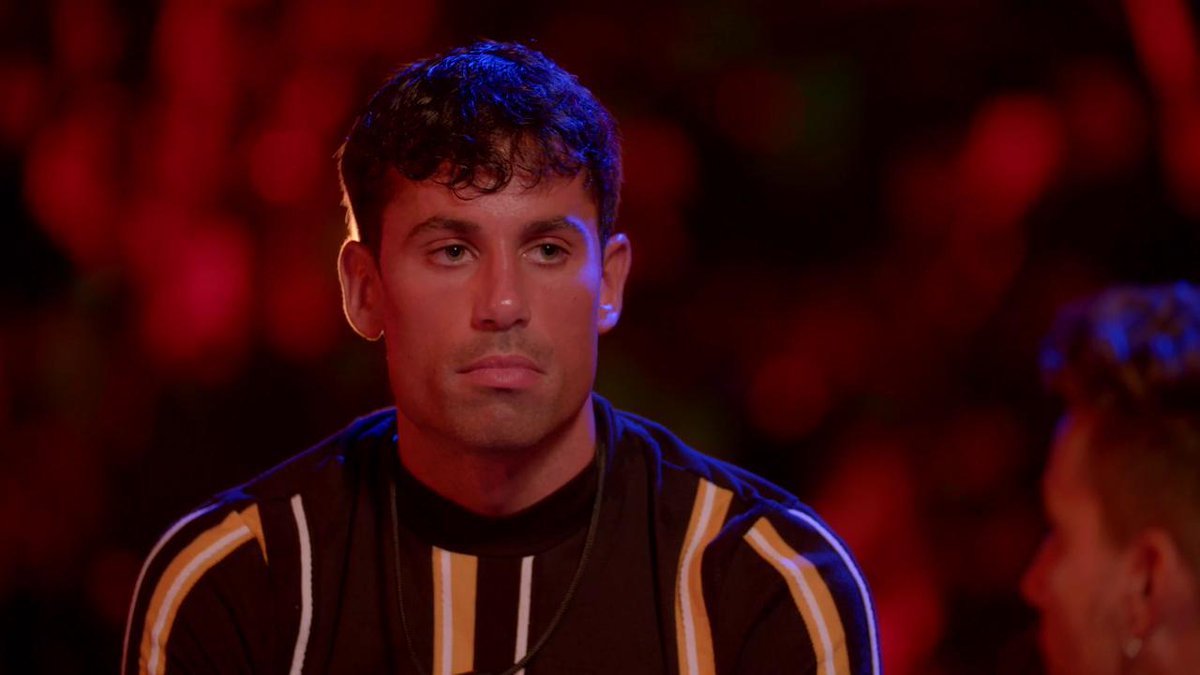 Victorgppp's tweet photo. Diego se ha robado la tablet para poder ver vikingos 👊🏼👊🏼 la puta mejor serie 👊🏼 #LaIslaDeLasTentaciones10 https://t.co/DWAClYGDmp