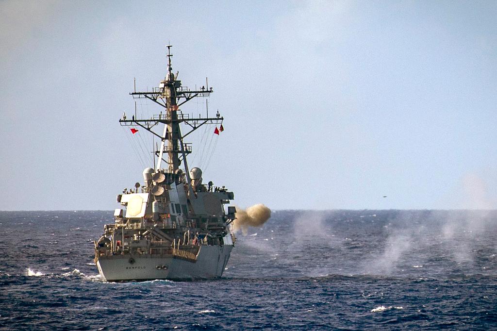 USNavy's tweet photo. @USNavy photos of the day: #USSBenfold #livefire, #USSCurtisWilbur #DESRON15 ballistic missile defense drill, #NMCB4 #Seabees load equipment @MSCSealift #USNSFallRiver @nbguam and #USSRafaelPeralta damage control drill @US7thFleet. ⬇️ info & download ⬇️: https://t.co/Vh8p2aPqjI https://t.co/erUDxJVVMo