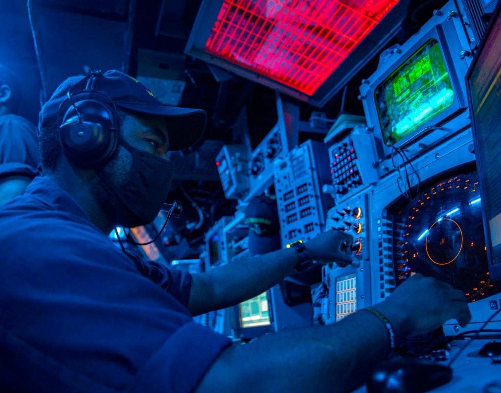 USNavy's tweet photo. @USNavy photos of the day: #USSBenfold #livefire, #USSCurtisWilbur #DESRON15 ballistic missile defense drill, #NMCB4 #Seabees load equipment @MSCSealift #USNSFallRiver @nbguam and #USSRafaelPeralta damage control drill @US7thFleet. ⬇️ info & download ⬇️: https://t.co/Vh8p2aPqjI https://t.co/erUDxJVVMo