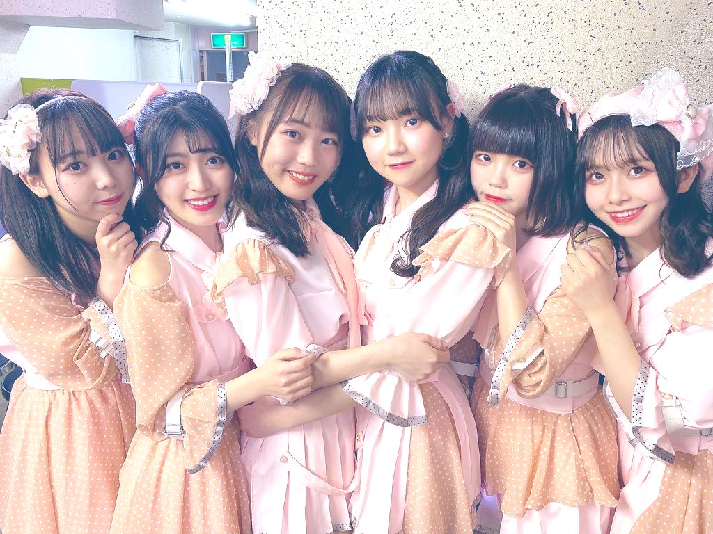 山中 めぐみ ｗ 新衣装髪飾り デザインと製作担当しました 当日に少しデザインチェンジしましたがピンク生地をべ一スに金台のパ一ルをポイントにレ一スをあしらい春っぽい可愛らしい髪飾りに仕上げました 髪飾りは アイドルをより輝かせるアイテムの1つ