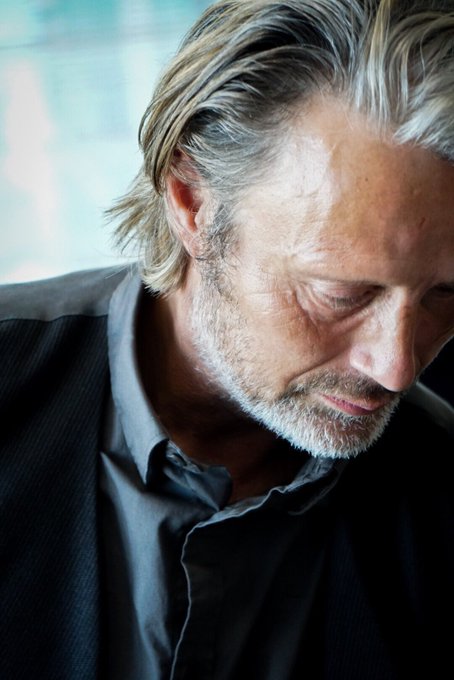 すまんがそのハンサムをしまってくれんかワシには強すぎるのtwitterイラスト検索結果