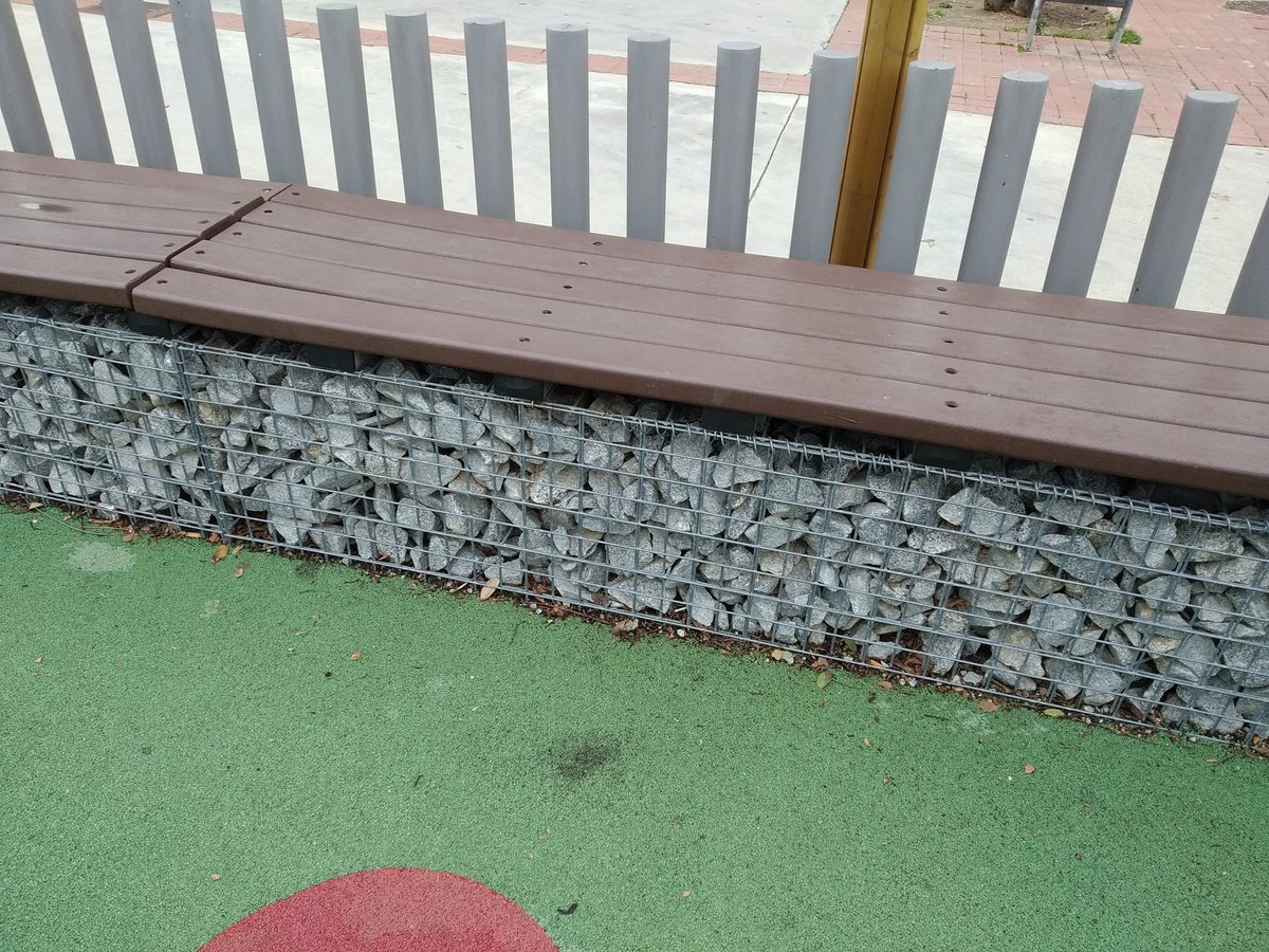 Annxy3's tweet photo. Bona nit,  @ajmollet penso que seria bona idea posar els mateixos llistons del parc de l'escola Sant Jordi, al parc de les pruneres. Seure allà fa mal i he vist pantalons que s'han trencat. Una proposta que de ben segur agradaria a molts ciutadans i ciutadanes de Mollet. Gràcies! https://t.co/h2rC635MBp