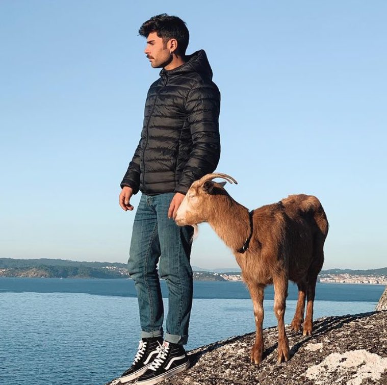 emmexow's tweet photo. Es normal que Hugo no sepa a quién quiere más, si a su cabra o a su novia, si apenas se las diferencia. Ambas tienen los mismos cuernos #LaIslaDeLasTentaciones10 https://t.co/zXhpJFHyJS