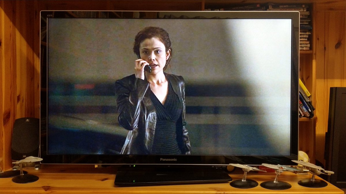 baz_blackadder's tweet photo. Michelle is out in The Field and things about to get serious! The beginning of The Chandler Plaza Hotel arc in 24 Season 3 #TwentyFour #TBT #ReikoAylesworth #MichelleDessler https://t.co/AJ4eQtLuQF