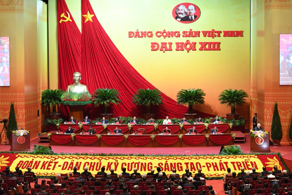 Maximilien33F's tweet photo. @HeraklesSoter preuve en image: le dernier congrès du parti communiste vietnamien. On y voit bien le chiffre XIII https://t.co/Fmit6XmZJr